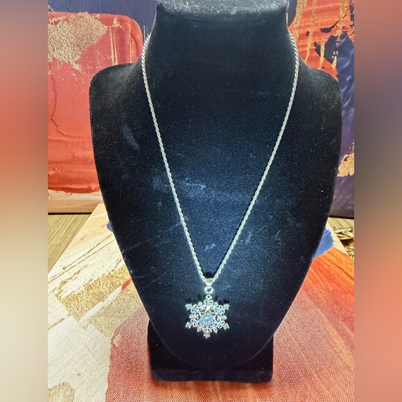 925 Sterling Silver Jewelry - 925 Sterling Silver Dazzling Snowflake Pendant Necklace in Silver